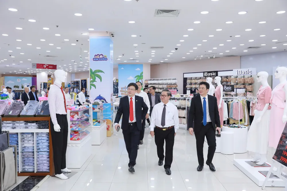 Ông Phạm Trung Kiên, Phó tổng giám đốc Saigon Co.op, Tổng giám đốc SCID (bên trái) giới thiệu Sense City Cần Thơ với Chủ tịch UBND TP.Cần Thơ Trần Việt Trường (giữa).jpg