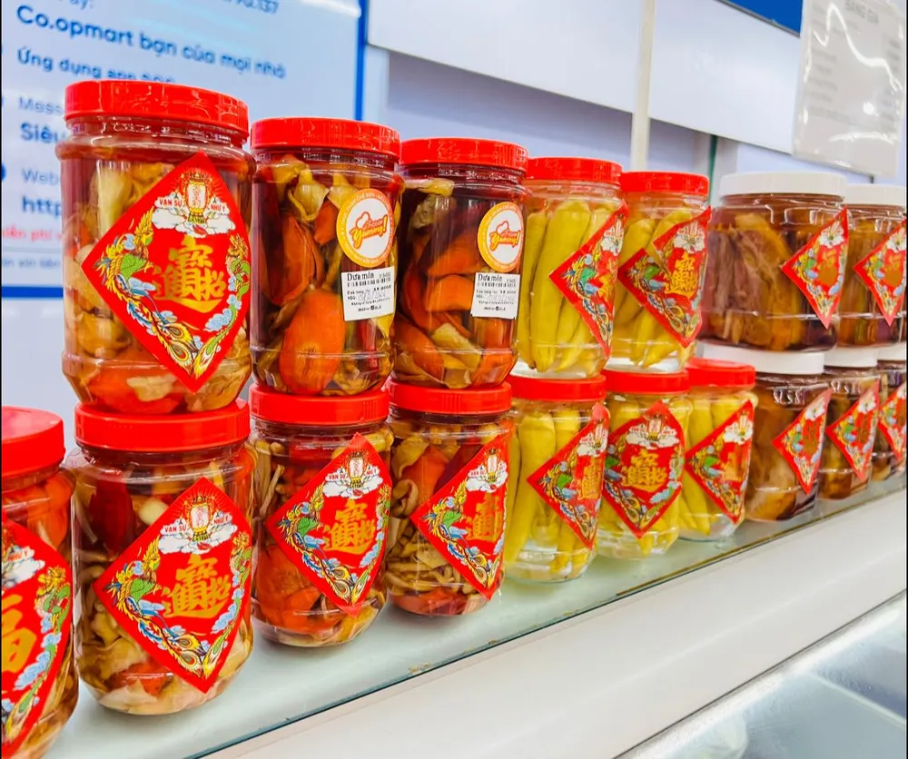 CÁC MẶT HÀNG ĐẬM CHẤT CỔ TRUYỀN CỦ KIỆU, DƯA MÓN ĐẦY ẤP QUẦY KỆ PHỤC VỤ KHÁCH HÀNG.jpg