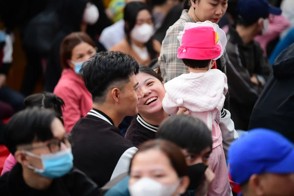 gia đình nhỏ háo hức trước giờ khởi hành.jpg