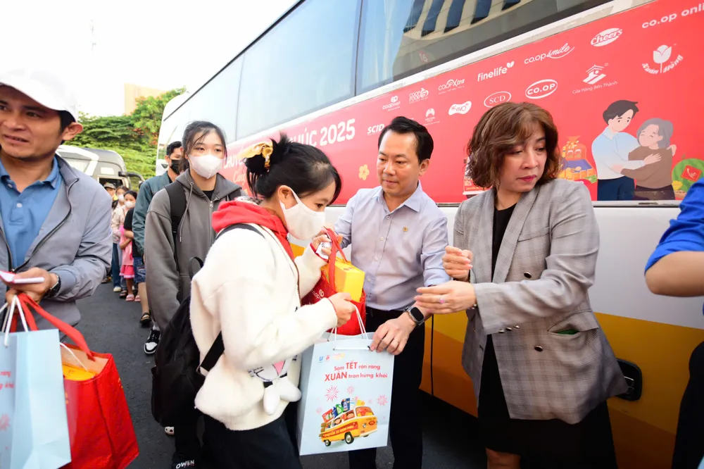 Ông Nguyễn Anh Đức - Tổng Giám đốc Saigon Co.op gửi quà đến hành khách trước giờ khởi hành.jpg