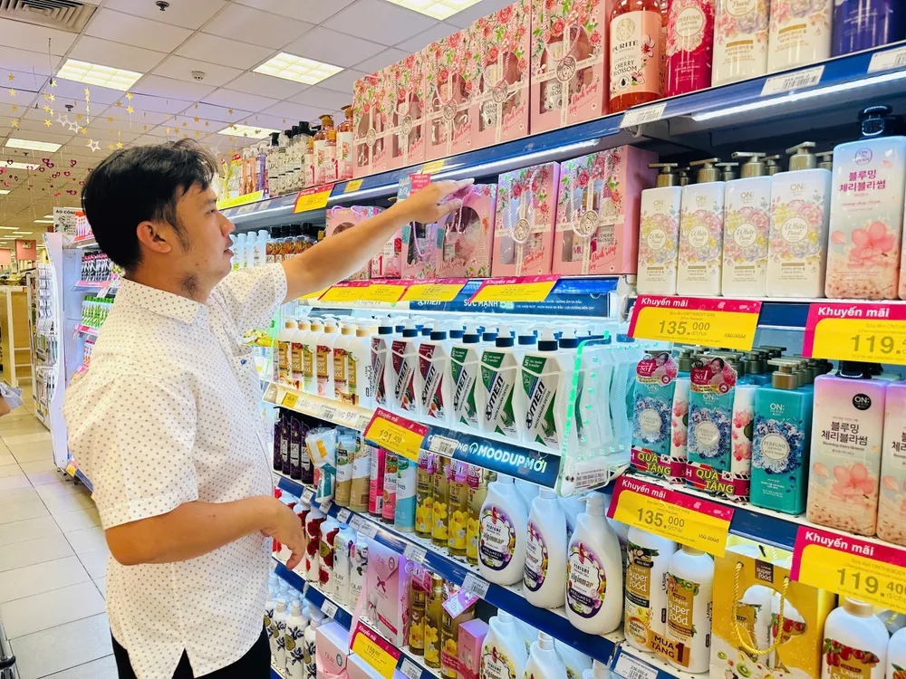 Khách hàng chọn quà 8.3.jpg