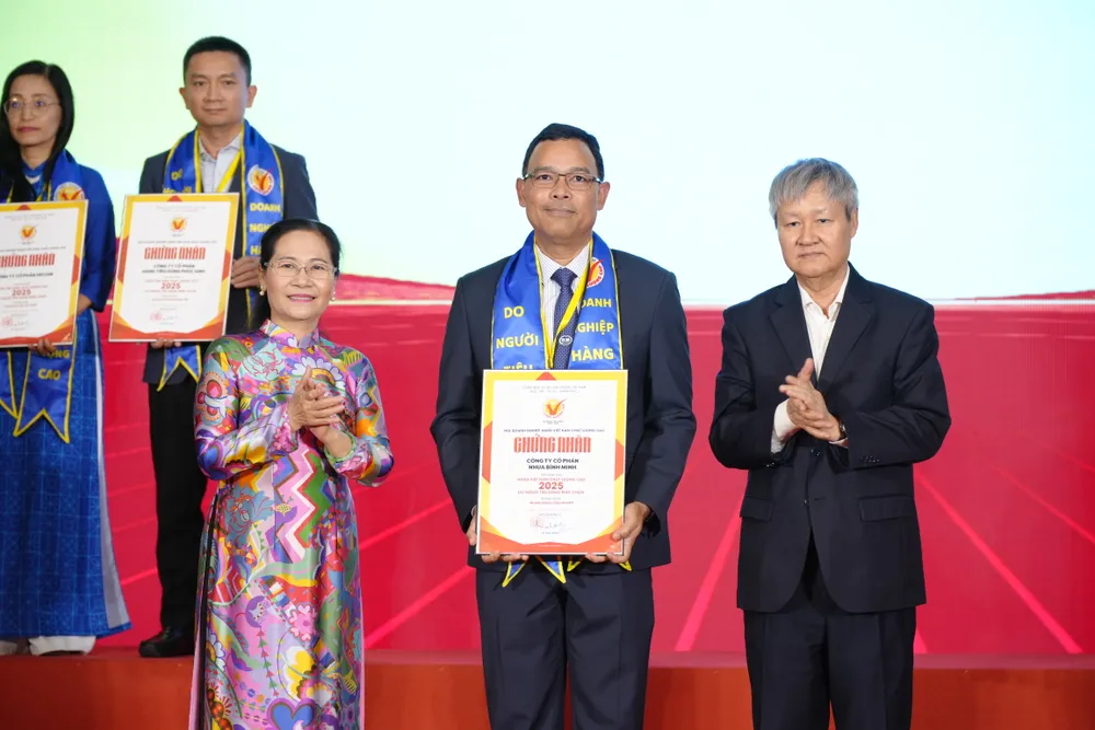 Ông Asada Boonsrirat, Phó Tổng Giám đốc Công ty Cổ phần Nhựa Bình Minh (BMP) nhận danh hiệu hàng Việt Nam