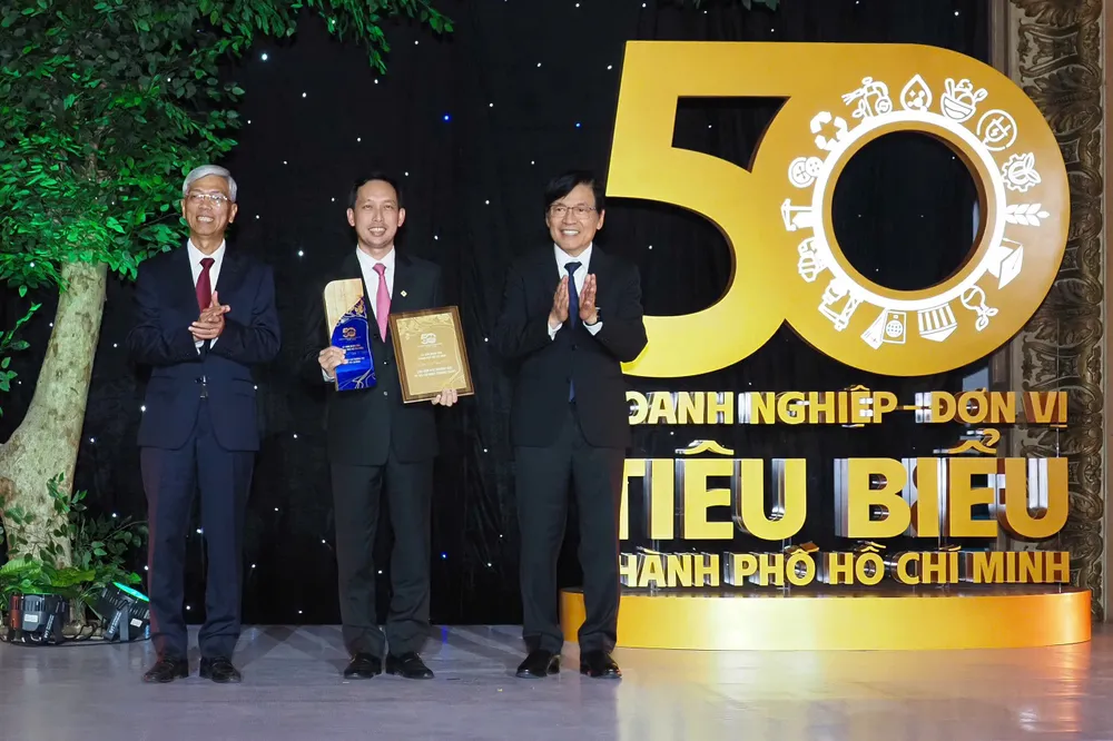 Ông Vũ Anh Khoa, Chủ tịch Hội đồng Quản trị Saigon Co.op nhận danh hiệu Doanh nghiệp tiêu biểu