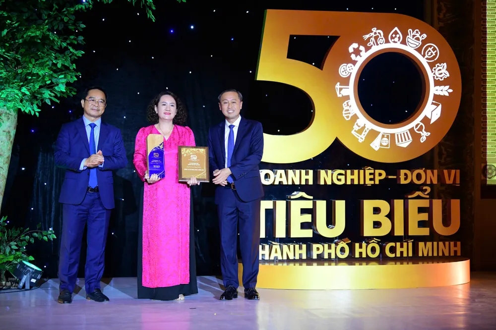 Bà Phạm Thị Xuân Hương, Tổng Giám đốc Công ty Cổ phần Dược phẩm OPC, nhận thương hiệu tiêu biểu 