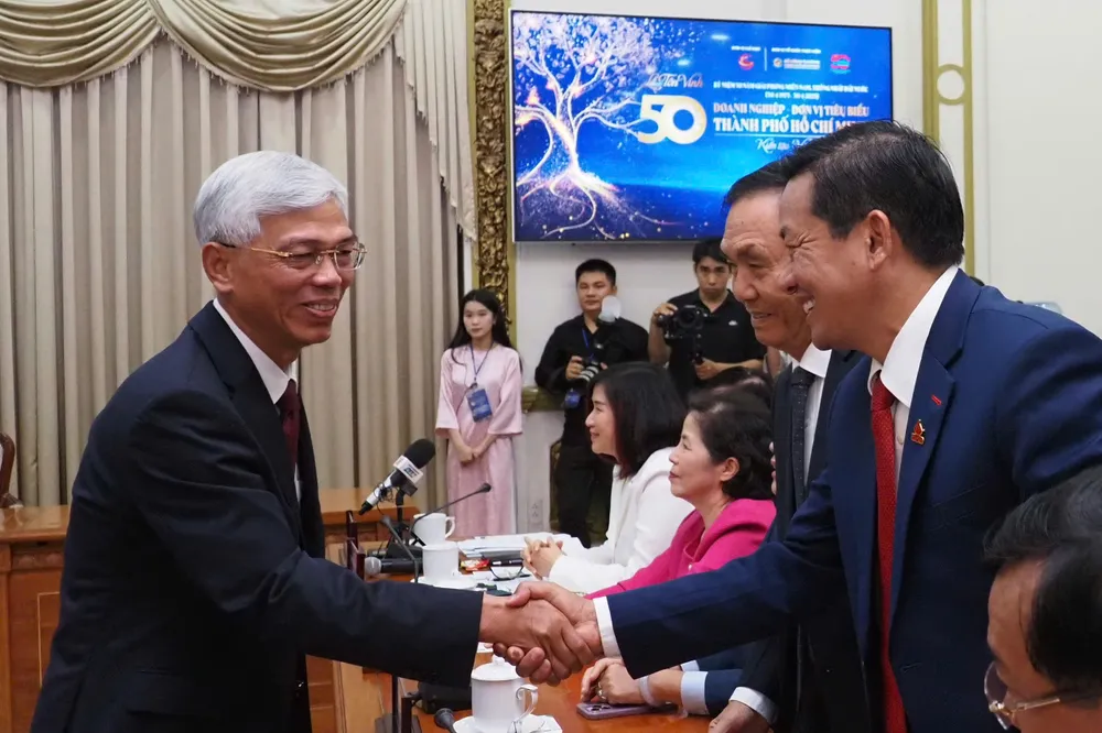 Phó chủ tịch UBND TPHCM Võ Văn Hoan trao đổi thân mật với doanh nghiệp