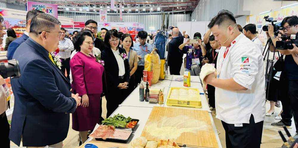 Các đại biểu tham quan gian hàng doanh nghiệp trưng bày tại Triển lãm Quốc tế ngành lương thực, thực phẩm TPHCM lần thứ 4 - năm 2025 (HCMC FOODEX 2025)