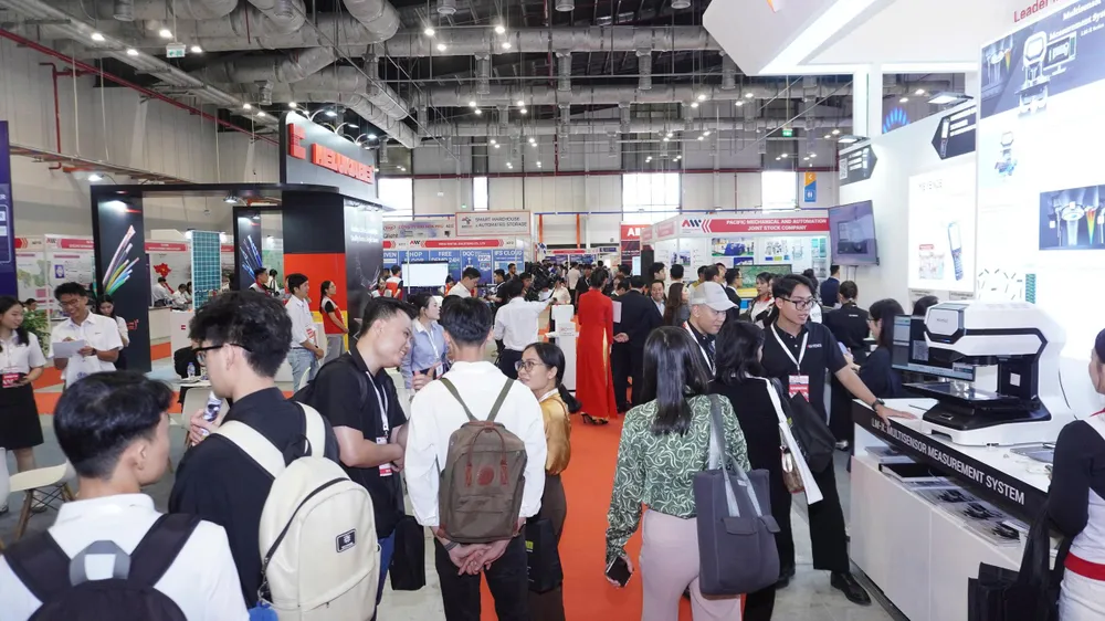 Khách tham quan triển lãm