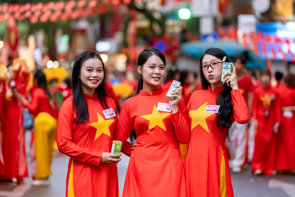 Các bạn trẻ chia sẻ, rất ấn tượng với mẫu mã bao bì của các sản phẩm dinh dưỡng Vinamilk. Các bạn cảm thấy rất vui và tự hào khi hôm nay được “diễu hành” cùng thương hiệu sữa quốc dân trong ngày vui toàn dân. Ảnh: VI NAM