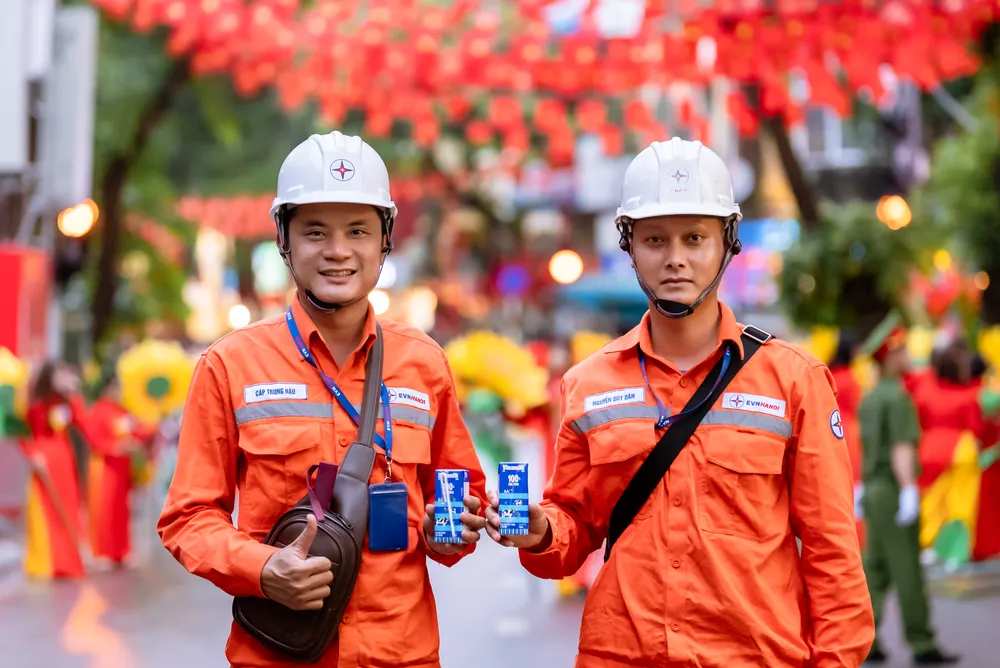 Những thanh niên khỏe mạnh của ngành điện lực cũng cần tiếp thêm dinh dưỡng để đảm bảo sức khỏe suốt thời gian thực hiện nhiệm vụ tại đại lễ. Ảnh: VI NAM