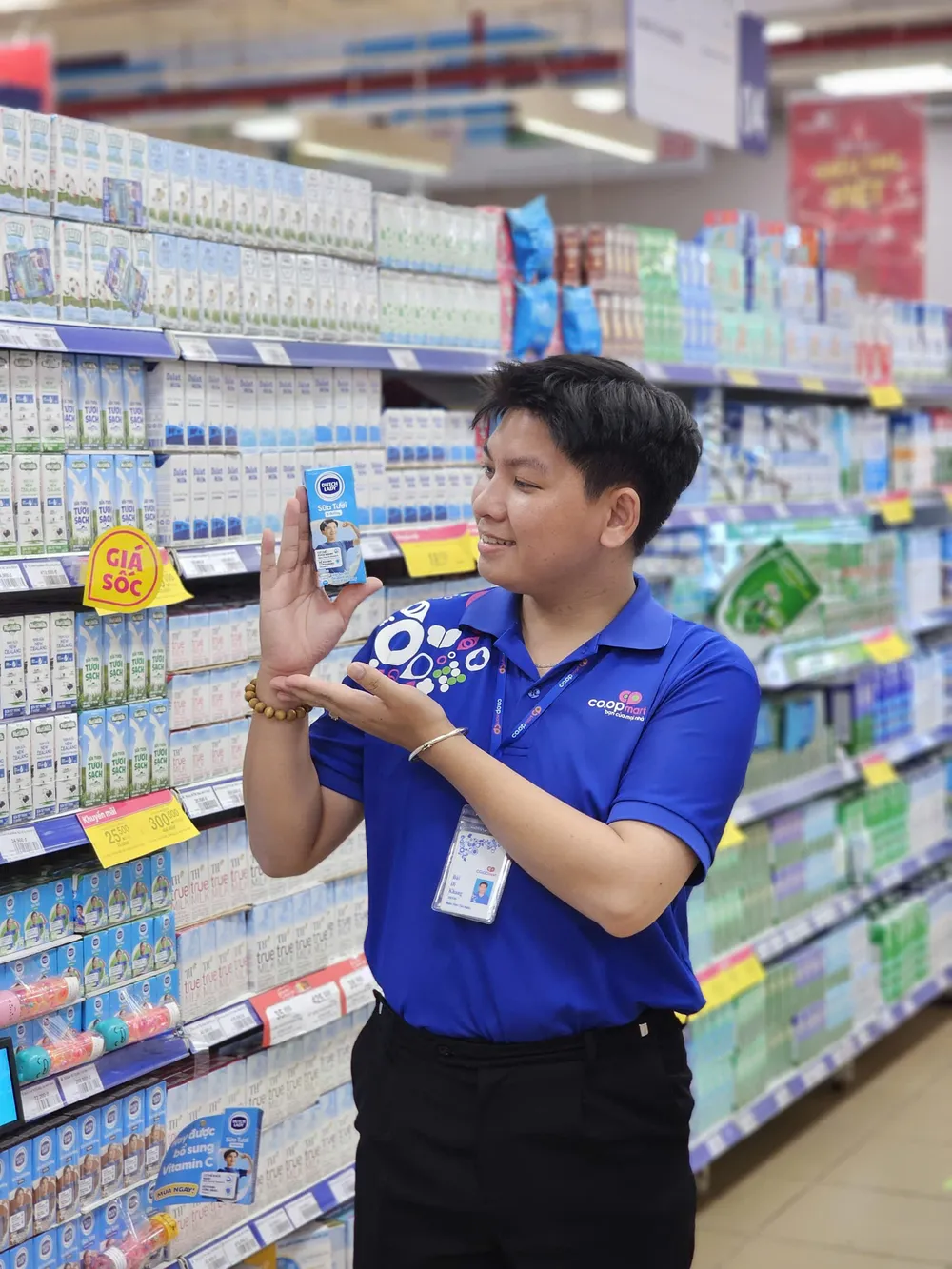 Hình 2.1 Vào ngày 5.9 các bạn học sinh khi đến siêu thị Co.opmart sẽ được tặng 1 hộp sữa dutch lady.jpg