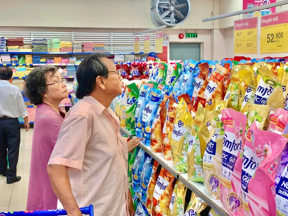 Hình 3. Khách hàng chỉ cần mua 1 sản phẩm unilever tại hệ thống siêu thị Saigon Co.op là đã đóng góp cho chương trình Cùng em vững bước.jpg