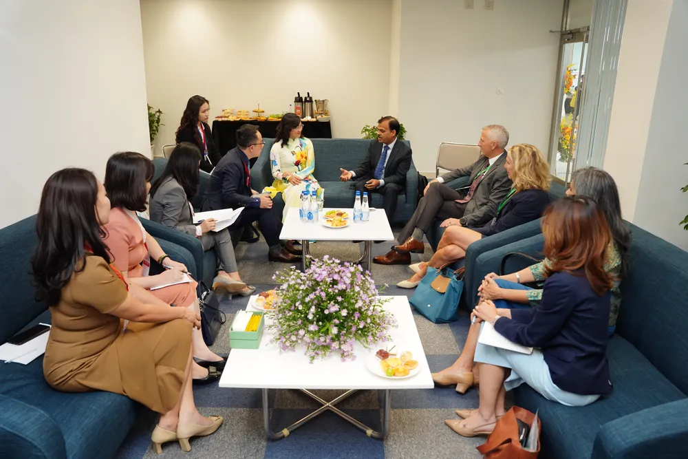 Bà Phan Thị Thắng, Thứ trưởng Bộ Công thương trao đổi cơ hội hợp tác giữa doanh nghiệp Việt Nam với các nhà mua quốc tế 