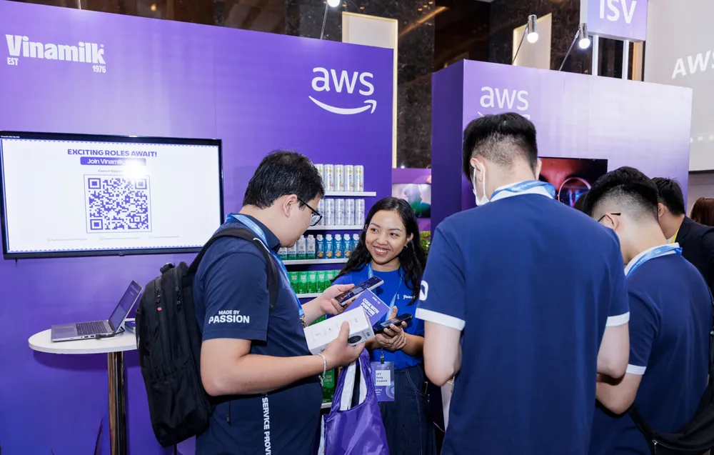 Gian hàng Vinamilk thu hút sự quan tâm của nhiều khách tham dự tại sự kiện AWS Cloud Day Việt Nam 2025