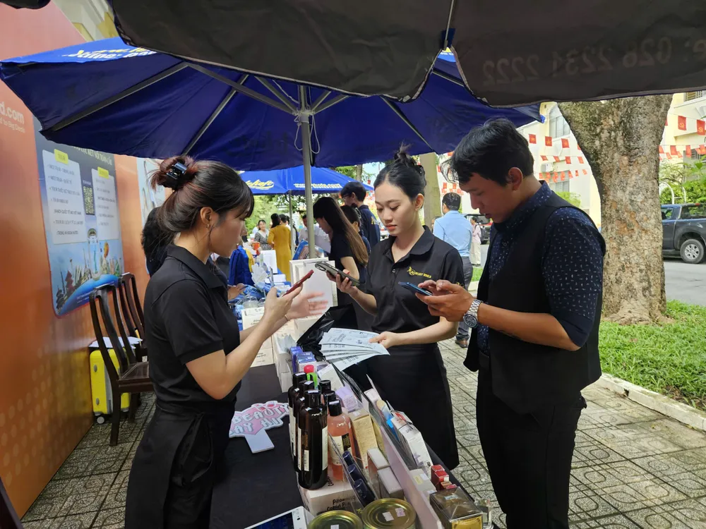 Nhiều doanh nghiệp và khách tham dự chương trình tìm hiểu giải pháp kết nối giao thương qua nền tảng trực tuyến. Ảnh: MINH XUÂN