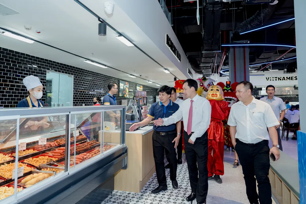 Mô hình siêu thị cao cấp đầu tiên của Co.opmart, đầu tư 50 tỷ đồng trên diện tích 3.200m², tích hợp nhiều công nghệ hiện đại và dịch vụ tiện ích, hướng đến tiêu chuẩn bán lẻ quốc.jpg