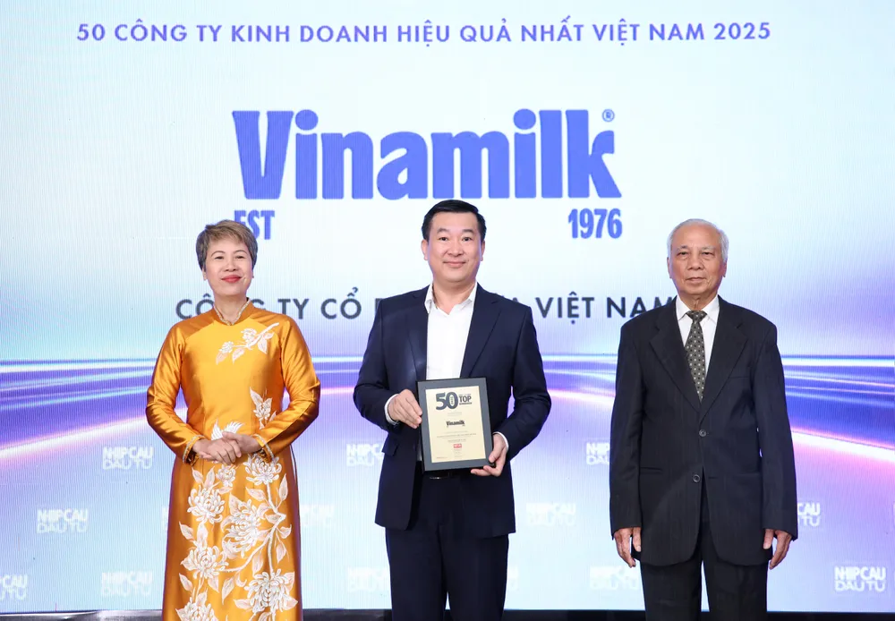 Ông Đỗ Thanh Tuấn, Giám đốc Đối ngoại Vinamilk nhận vinh danh Top 50 Công ty kinh doanh hiệu quả nhất Việt Nam 2025. Ảnh: NGUYỄN HOÀNG