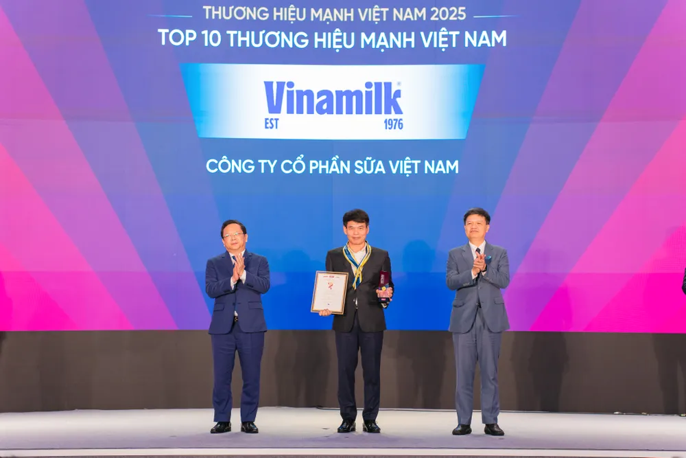 Ông Phạm Tuyên, Giám đốc Chi nhánh Vinamilk Hà Nội nhận vinh danh Top 10 Thương hiệu mạnh Việt Nam 2025
