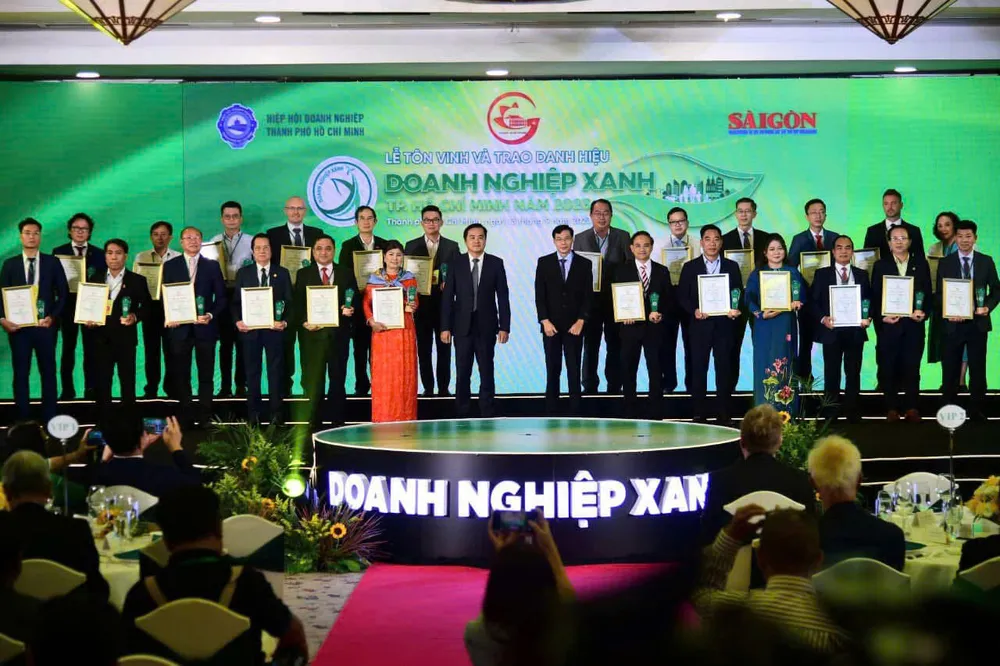 Nhiều doanh nghiệp đã được trao Giải thưởng Doanh nghiệp Xanh TPHCM năm 2024. Ảnh: HOÀNG HÙNG