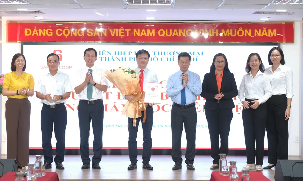 2.Lãnh đạo Thành phố và tập thể Ban Lãnh đạo Saigon Co.op chúc mừng đồng chí Phạm Trung Kiên được bổ nhiệm Tổng Giám đốc Liên hiệp..JPG