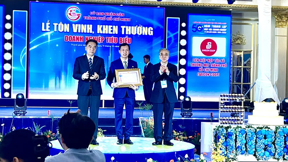 Ông Vũ Anh Khoa, Chủ tịch Hội đồng quản trị Saigon Co.op được UBND TPHCM trao tặng Bằng khen Doanh nghiệp, Doanh nhân tiêu biểu năm 2025