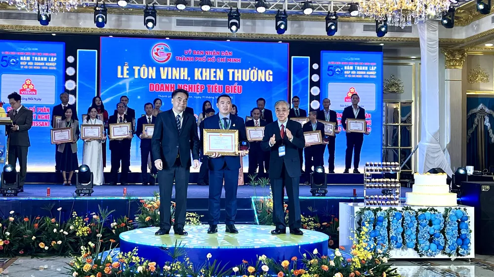 Đại diện Công ty cổ phần Việt Nam Kỹ nghệ Súc sản được UBND TPHCM trao Bằng khen doanh nghiệp tiêu biểu 2025