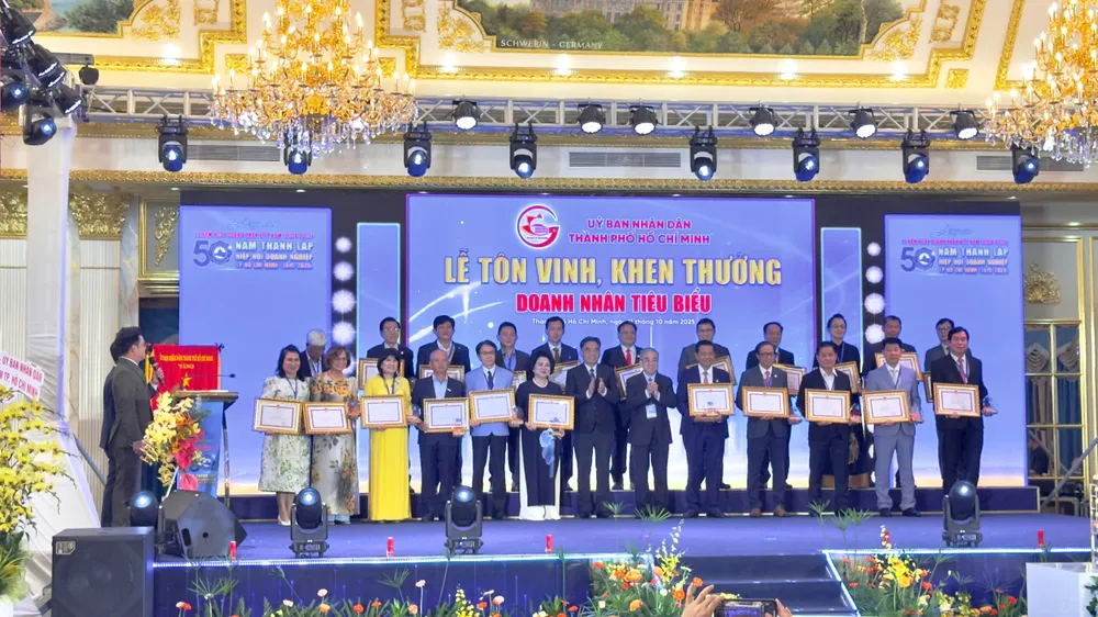 Phó Chủ tịch UBND TPHCM Nguyễn Lộc Hà (giữa) trao tặng bằng khen UBND TP cho lãnh đạo SATRA và các doanh nghiệp tiêu biểu