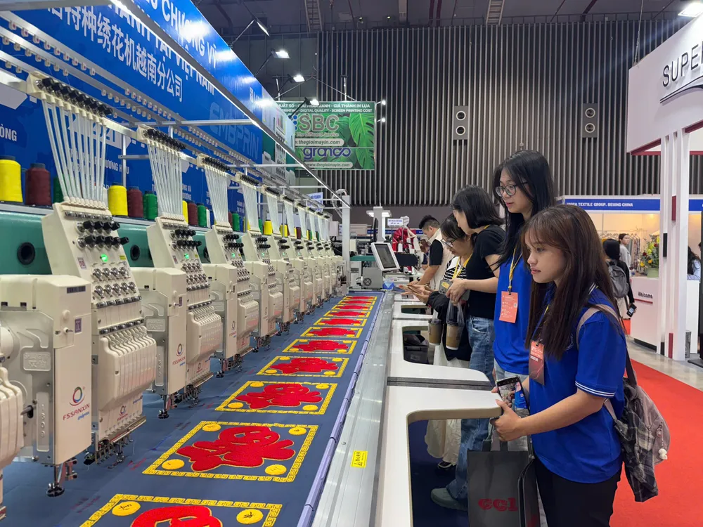 Dây chuyền thêu tự động được các doanh nghiệp trưng bày tại tại Trung tâm triễn lãm SECC tại phường Bình Thuận, TPHCM