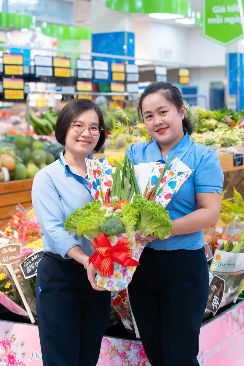 NHÂN VIÊN CO.OPMART GỬI TẶNG BÓ HOA RAU CỦ ĐẾN KHÁCH HÀNG NỮ NHƯ MỘT LỜI TRI ÂN NGÀY PHÁI ĐẸP LÊN NGÔI.jpg