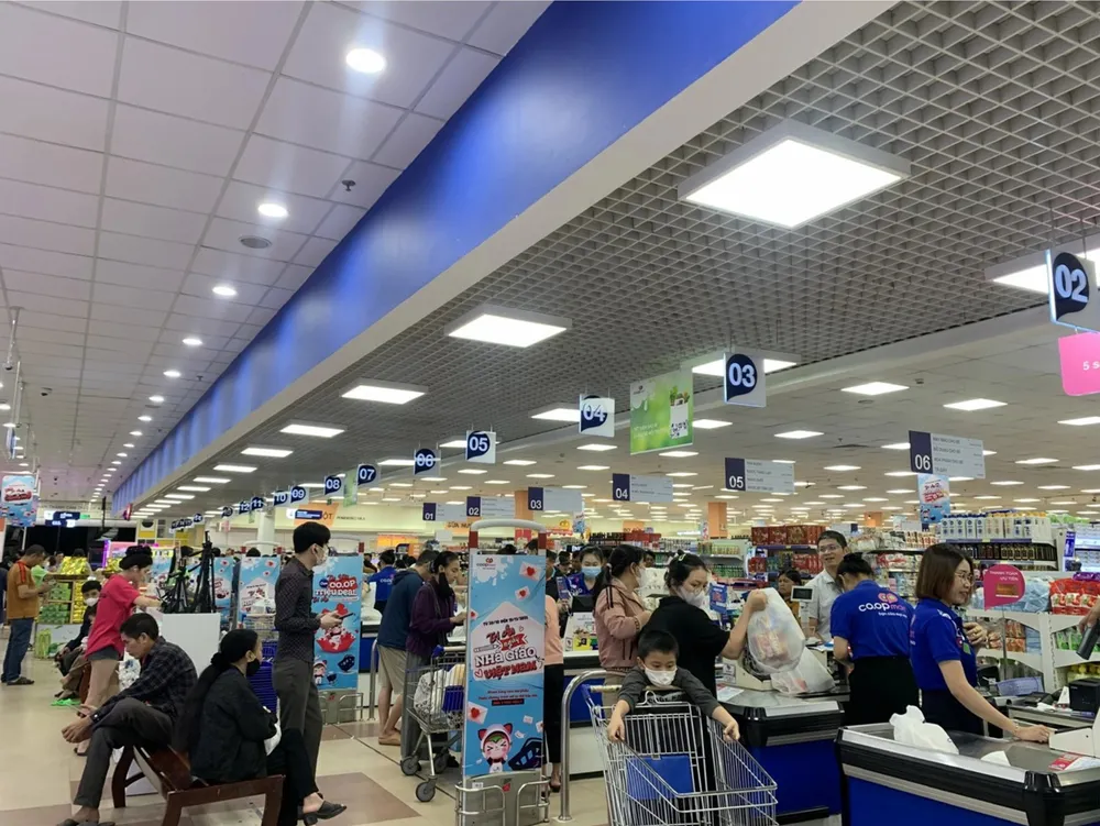 Người dân miền Trung chọn mua sắm hàng hóa tại Co.opmart vì nguồn hàng dồi dào, giá bình ổn, luôn sẵn sàng phục vụ_.jpg