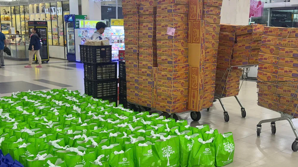 Co.opmart Đà Nẵng phối hợp với báo Tuổi Trẻ vận chuyển hàng cứu trợ đến vùng bị ảnh hưởng.jpg