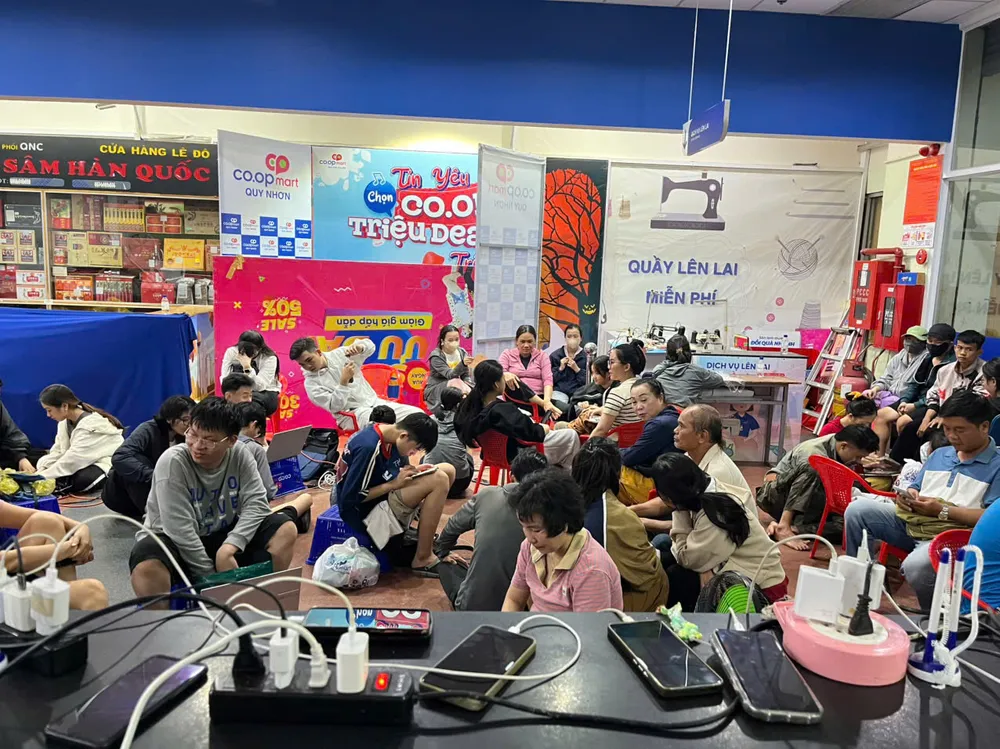 Siêu thị bố trí nơi sạc pin miễn phí cho người dân..jpg