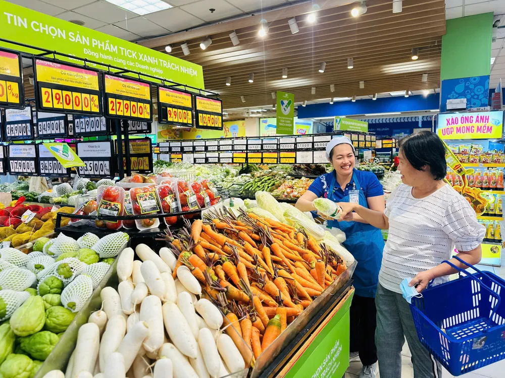 Hình 4. Saigon Co.op là một trong những nhà bán lẻ tiên phong triển khai chuỗi cung ứng xanh, giảm rác thải nhựa, khuyến khích tiêu dùng có trách nhiệm.jpg