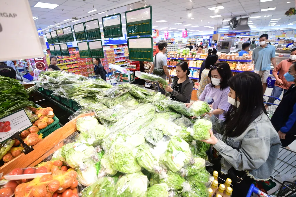 Người dân mua rau củ VietGAP_GlobalGAP_Tick xanh trách nhiệm giảm 10–20_ trong Lễ hội Rau củ, giúp cân bằng chi phí khi thị trường bên ngoài tăng giá 15–50_..JPG