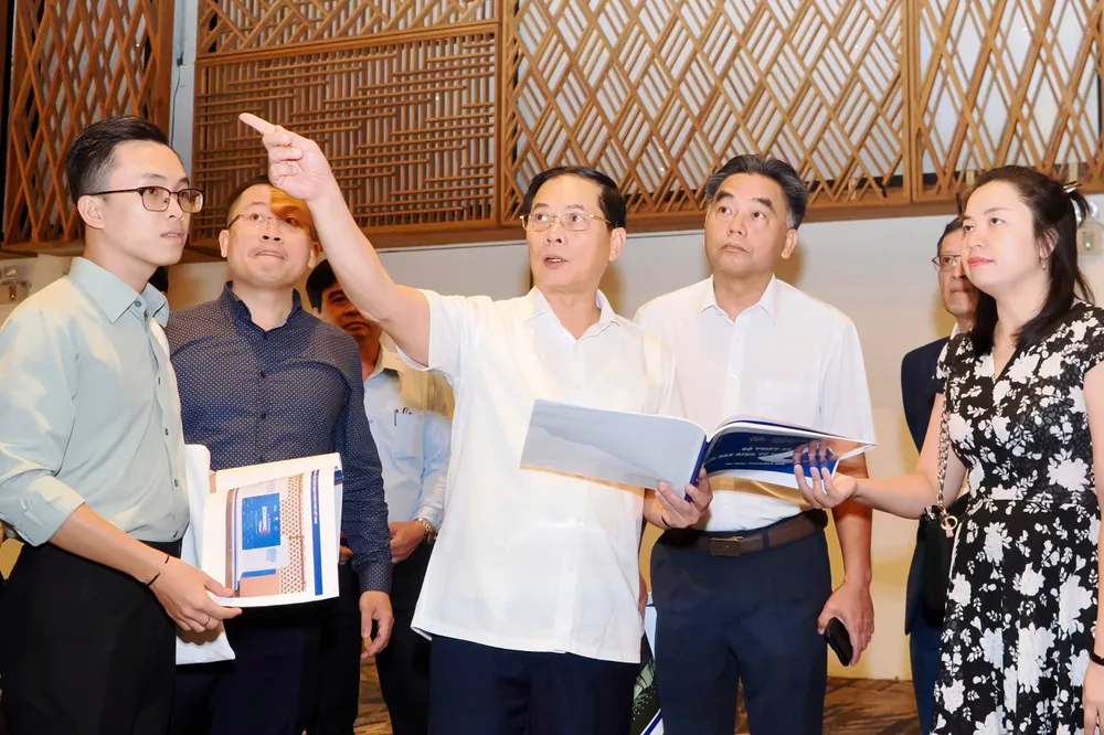 Phó Thủ tướng Bùi Thanh Sơn (giữa) kiểm tra công tác chuẩn bị tại Gem Central. Ảnh HOÀNG HÙNG