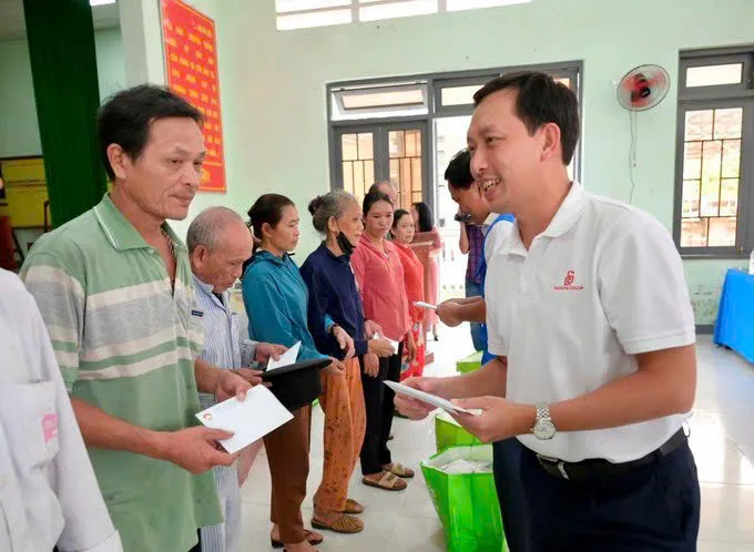 Đồng chí Vũ Anh Khoa - Bí thư Đảng ủy - CT HĐQT Saigon Co.op cùng đoàn Lãnh đạo TP.HCM đến thăm và hỗ trợ bà con sau thiên tai năm 2025  .jpg