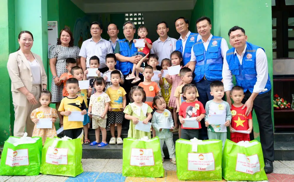 Lãnh đạo TPHCM và đại diện Saigon Co.op cùng đoàn đến thăm, hỗ trợ TP Huế sau thiên tai năm 2025 