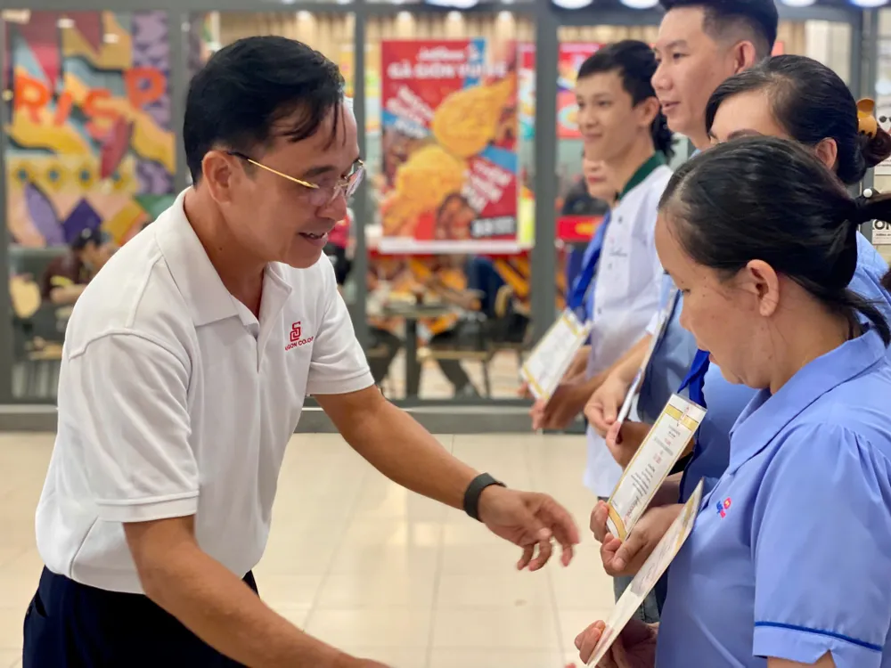 Ông Nguyễn Ngọc Thắng - Phó Tổng Giám đốc Saigon Co.op khen thưởng cá nhân tiêu biểu, kiên cường.jpg