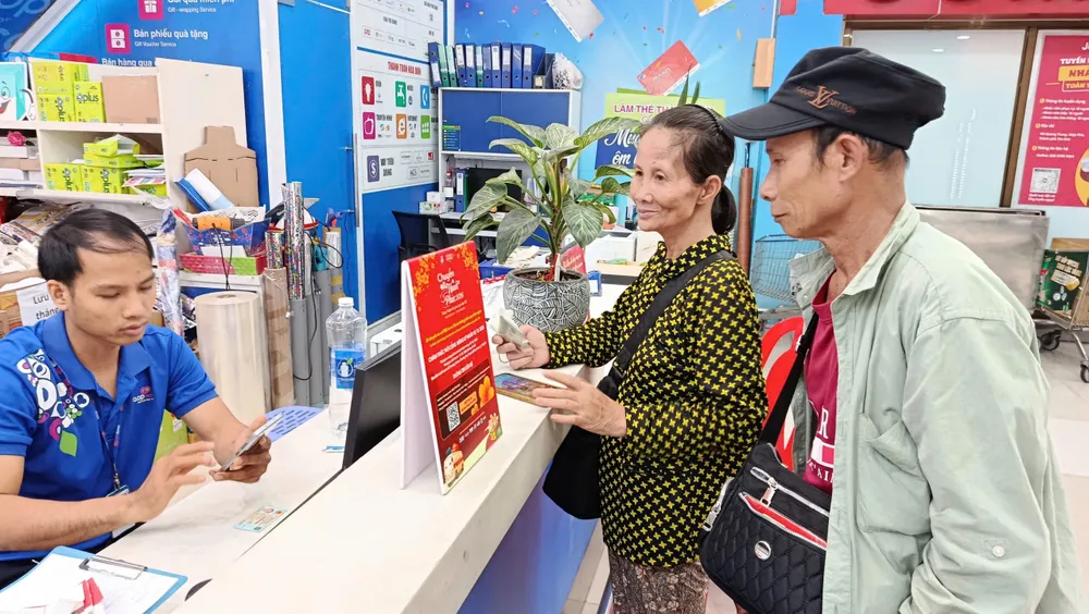 Khách hàng đăng ký chuyến xe hạnh phúc về quê dịp Tết Nguyên đán 2026 tại hệ thống siêu thị Co.opmart