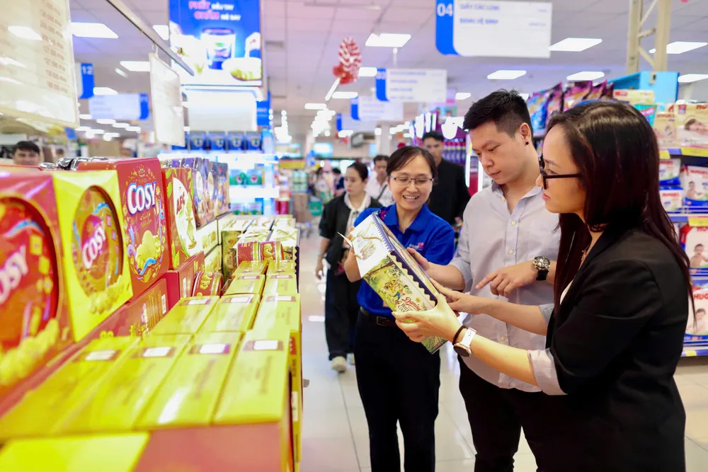 Saigon Co.op trưng bày bánh kẹo Tết ở khu vực bắt mắt, đa dạng chủng loại và phân khúc giá..jpg