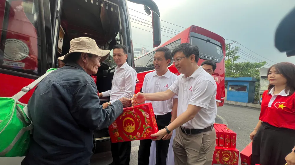 Lãnh đạo Saigon Co.op tặng quà cho người lao động có hoàn cảnh khó khăn tham gia chương trình “Chuyến xe hạnh phúc – Cùng Saigon Co.op về quê đón tết”