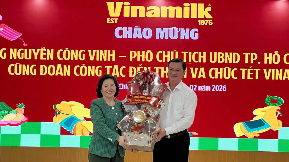 Đoàn lãnh đạo UBND TPHCM do ông Nguyễn Công Vinh, Phó Chủ tịch UBND TPHCM làm trưởng đoàn, đã đến thăm, chúc tết và tặng quà Vinamilk. Ảnh: MINH XUÂN