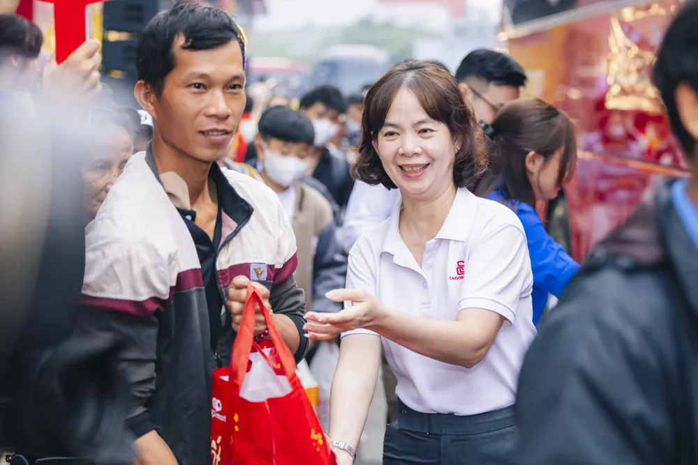 Chị Di trao quà Tết cho hành khách tham gia Chuyến xe hạnh phúc 2026_2.jpg.jpg