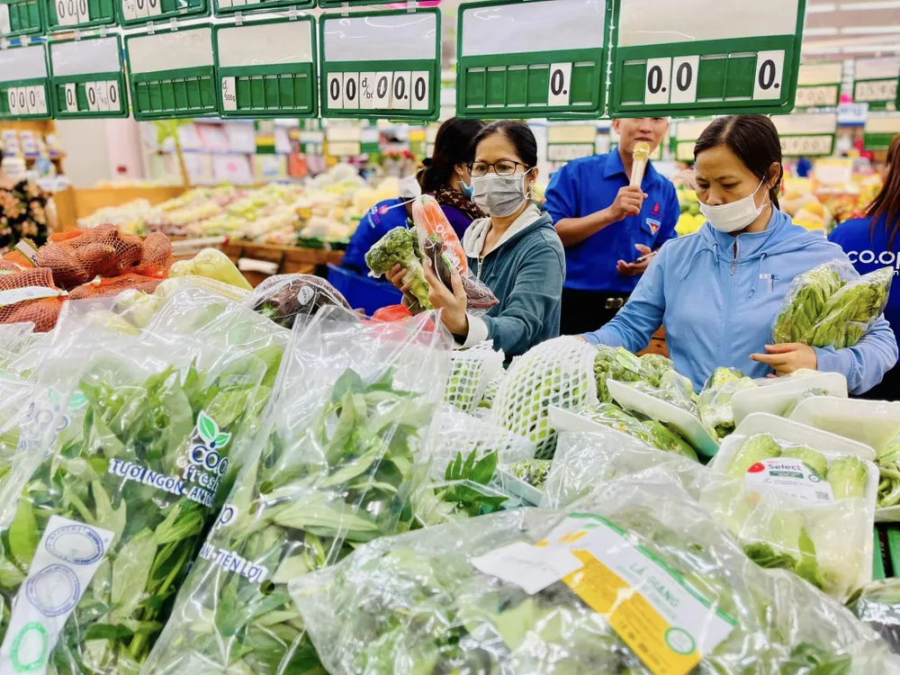 Các loại rau quen thuộc như rau muống, rau lang, rau mồng tơi được bán với mức giá ưu đãi trong chương trình khuyến mãi tại hệ thống Saigon Co.op..jpg