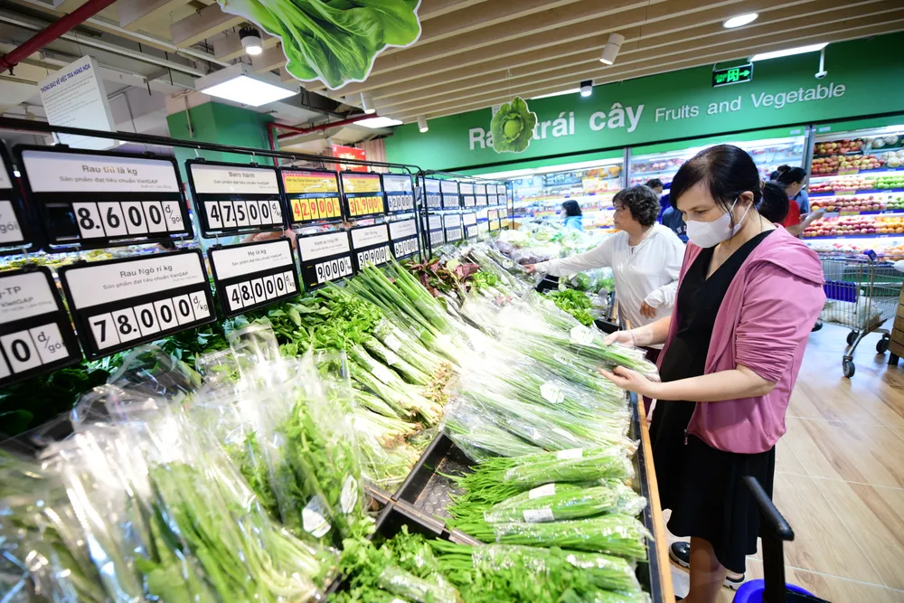 Co.opmart duy trì nguồn rau củ tươi mỗi ngày với nhiều loại quen thuộc với bữa cơm gia đình..JPG