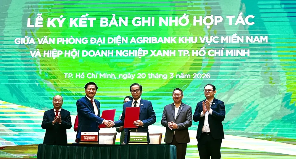 Đại diện Ngân hàng Nông nghiệp và Phát triển Nông thôn (Agribank) ký cam kết hỗ trợ vốn cho doanh nghiệp xanh trên địa bàn TPHCM. Ảnh: MINH XUÂN