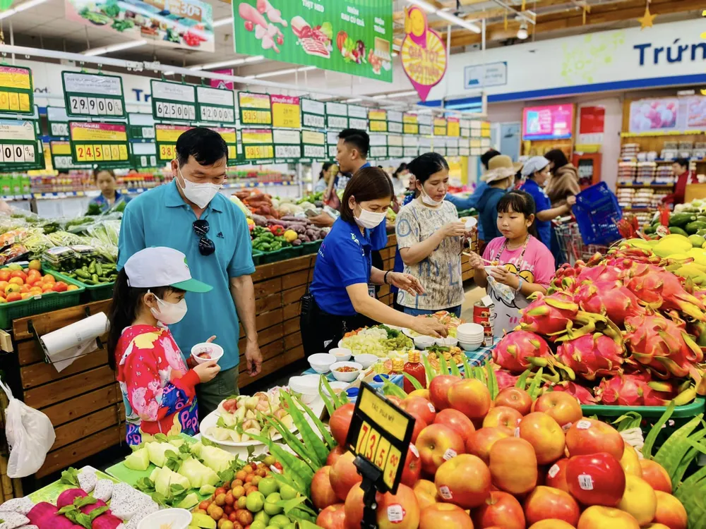 Hàng hóa tại các điểm bán của Saigon Co.op đa dạng và giảm giá mạnh. Ảnh: Minh Xuân