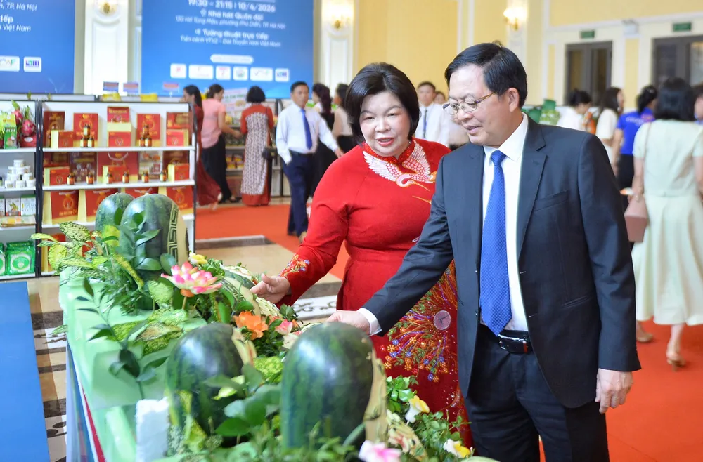 Phó Thủ tướng Hồ Quốc Dũng và Chủ tịch Liên minh Hợp tác xã Việt Nam Cao Xuân Thu Vân tham quan khu vực trưng bày nông sản của Saigon Co.op. Ảnh Hồng Châu