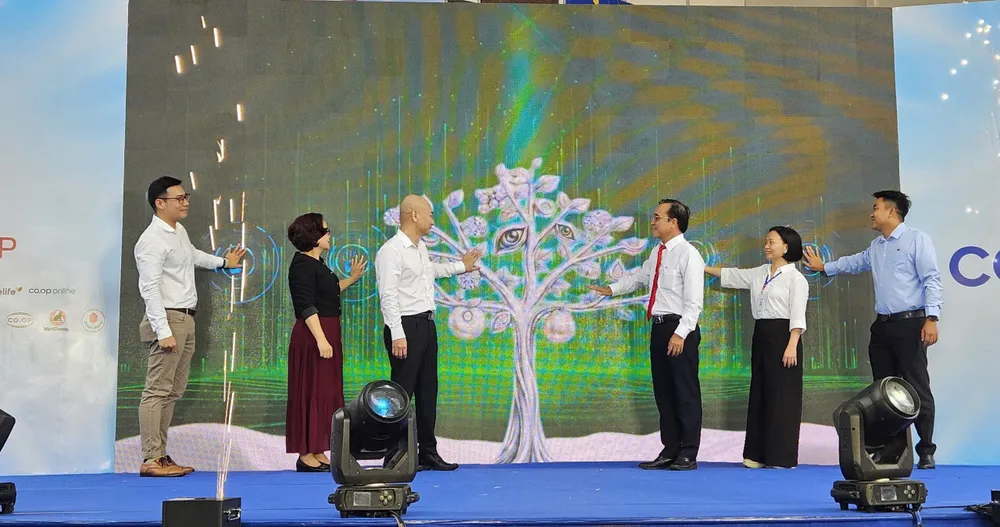 Các đại biểu thực hiện nghi thức phát động chiến dịch “30 năm – Cam kết xanh” tại sự kiện. Ảnh: MINH XUÂN