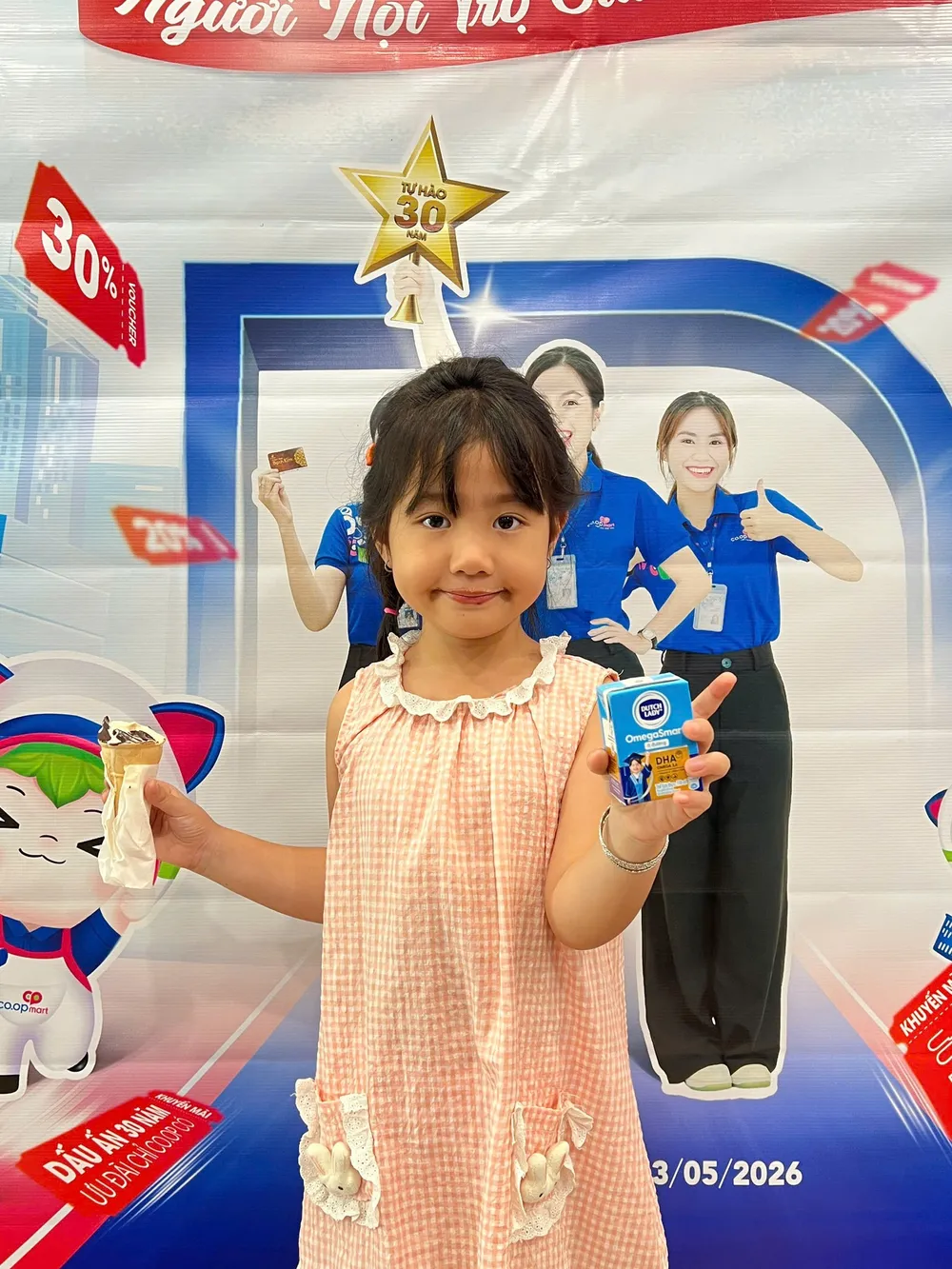 Khách hàng được tặng sữa khi mua hàng tại hệ thống Co.opmart. Ảnh HOÀNG HOA