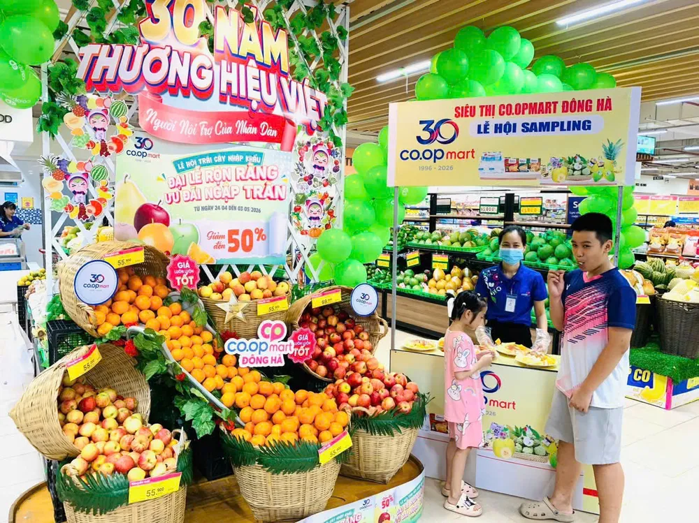 Người tiêu dùng trải nghiệm thử trái cây nhập khẩu tại siêu thị Co.opmart Đông Hà (tỉnh Quảng Trị). Ảnh MINH KHOA